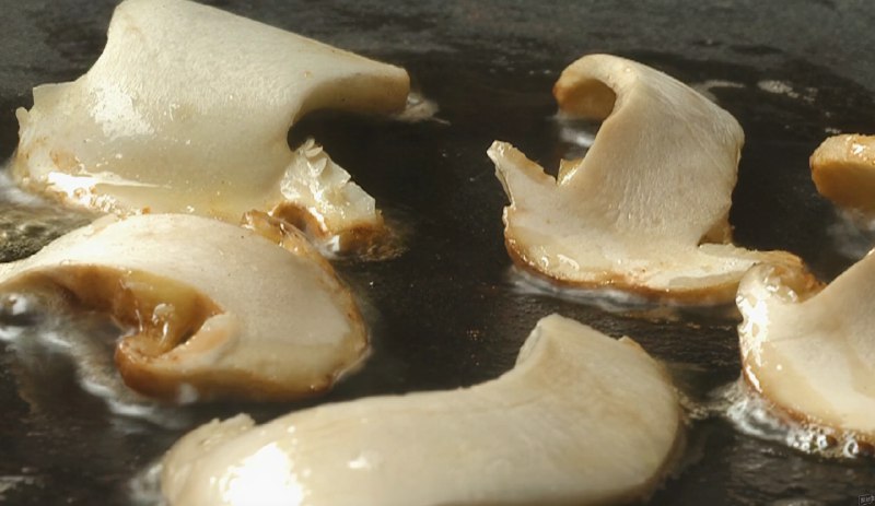 《厨师长教你做菜：主食类》从经典面食到创意米饭，厨师长详细拆解每一步技巧，让你轻松掌握火候、揉面、调味关键点，在家也能做出专业级主食