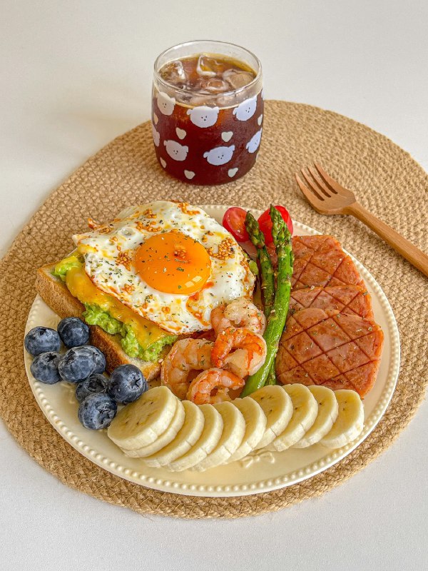 《奇食记》这部美食纪录片剑走偏锋，聚焦中国大江南北的“怪”与“奇”，带你探访那些令人瞠目却底蕴深厚的另类风味