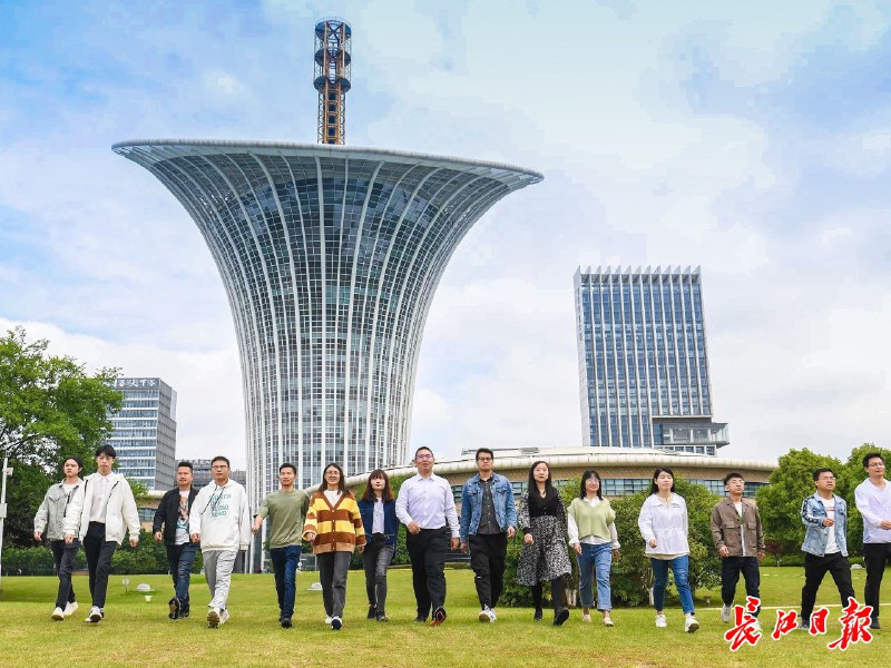 《开启百万年薪项目管理之路》本书从实战出发，系统拆解高价值项目的管理核心，不仅提供国际主流方法论，更聚焦本土化落地与职场进阶策略，助力项目经理突破瓶颈，掌握从执行到战略的升维思考，实现职业价值与薪酬的飞跃