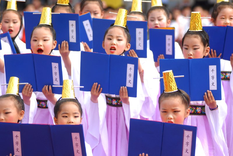 《小学小古文视频课程（38节）》本课程精选38篇经典小古文，通过生动视频讲解，帮助孩子轻松入门文言文