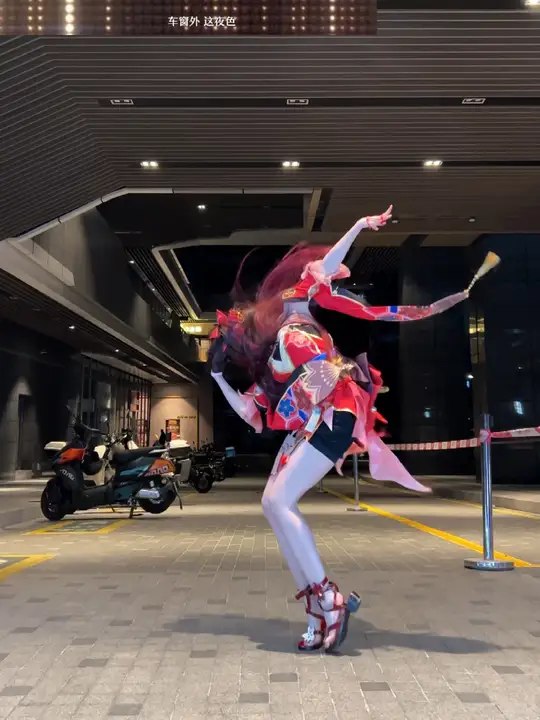 《午夜宅舞》午夜时分，舞者与月光共舞，展现宅舞的独特魅力与自由灵魂的释放